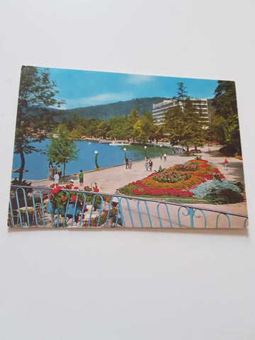AK Pörtschach am Wörthersee. Blumenpromenade mit Parkhotel.
