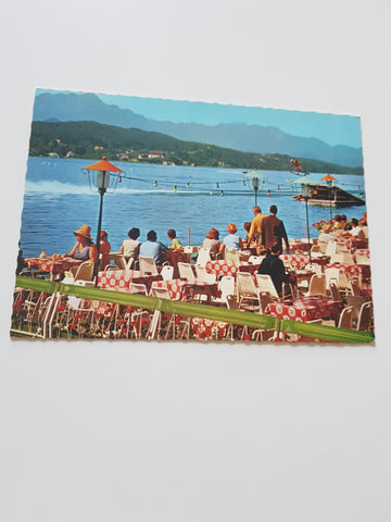 AK Pörtschach am Wörthersee. Werzer-Strand mit Blick auf Terrassen Cafe und Wasserskispringer.