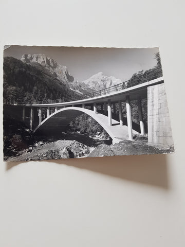 AK Grenzlandstraße Kötschach-Mauthen Plöckenpaß. Valentinbachbrücke geg. Cellonkofel. (1962)