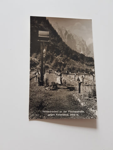 AK Heldenfriedhof an der Plöckenstraße gegen Kellerwand.