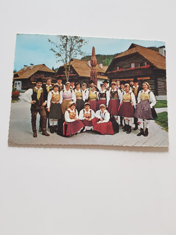 AK Volkstanzgruppe Villach in Gailtaler Tracht fotografiert im Hoteldorf Seeleitn am Faaker See.