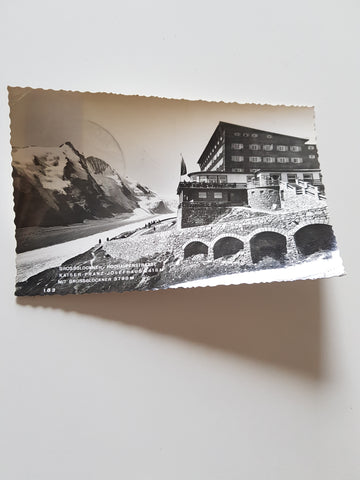 AK Grossglockner Hochalpenstrasse Kaiser Franz Josefhaus mit Großglockner.