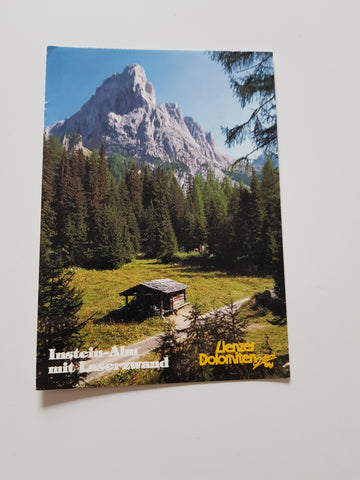 AK Instein-Alm mit der Gedächtniskapelle für Soldaten und Bergsteiger unterhalb der Laserzwand. Lienzer Dolomiten.