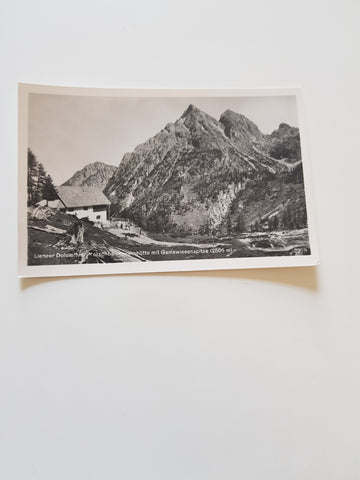 AK Lienzer Dolomiten. Kerschbaumeralmhütte mit Gamswiesenspitze.