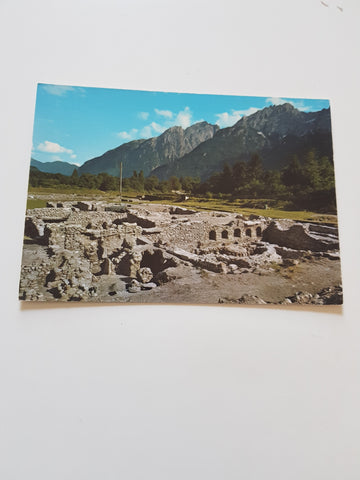 AK Aguntum. Westlicher Teil der römischen Ausgrabung bei Lienz. Im Bild eine Thermenanlage mit Blick auf die Lienzer Dolomiten.