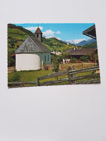 AK Motiv bei Matrei in Osttirol mit alter Kapelle dahinter Nikolaus Kirche.