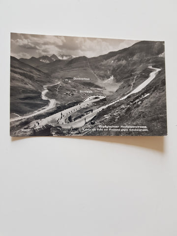 AK Großglockner Hochalpenstrasse. Kehren am Fuße der Freiwand gegen Schobergruppe.