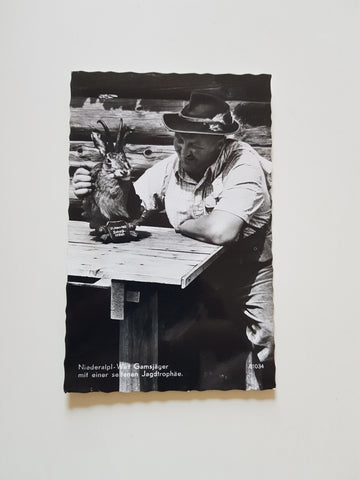 AK Niederalpl-Wirt Gamsjäger mit einer seltenen Jagdtrophäe.