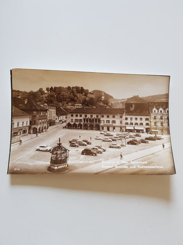 Muster-AK Bruck an der Mur. Eiserner Brunnen und Kornmesserhaus.