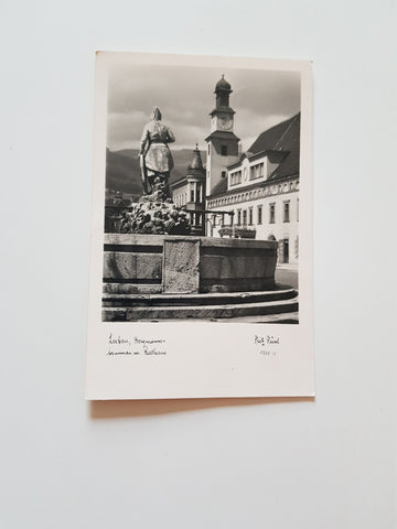 AK Leoben, Bergmannsbrunnen mit Rathaus.