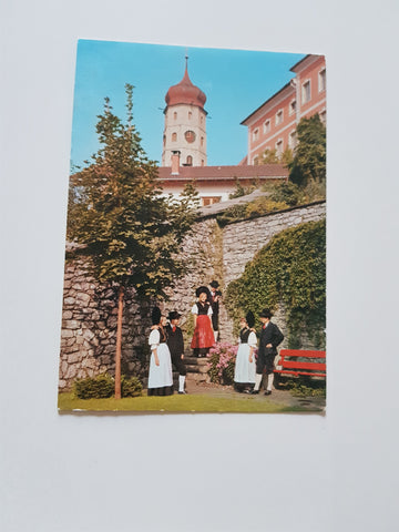 AK Bludenzer Trachten mit Laurentiuskirche.