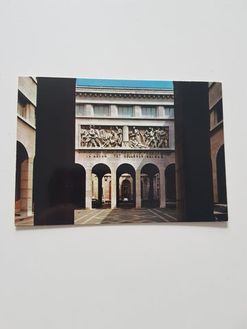 AK Padova. Universita. Cortile nuovo con altorilievo - Architetto E. Fagioli - Scultore A. Selva.