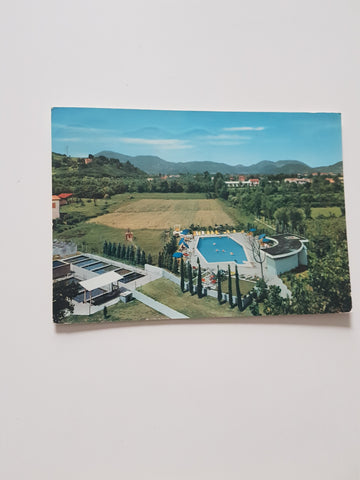 AK Montegrotto Terme. Piscina Termale e panorama verso i colli.
