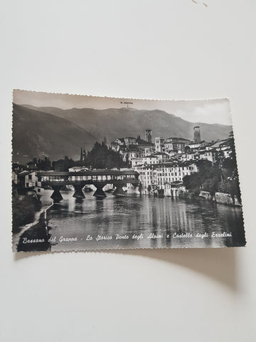 AK Bassano del Grappa. La Storico Ponte degli Alpini e Castello degli Ezzelini.