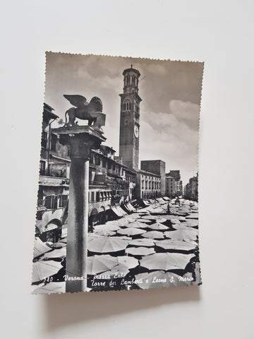 AK Verona. Piazza Erbe. Torre dei Lamberti e Leone S. Marco.