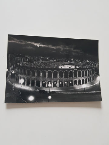 AK Verona. L'Arena durante uno spettacolo lirico.