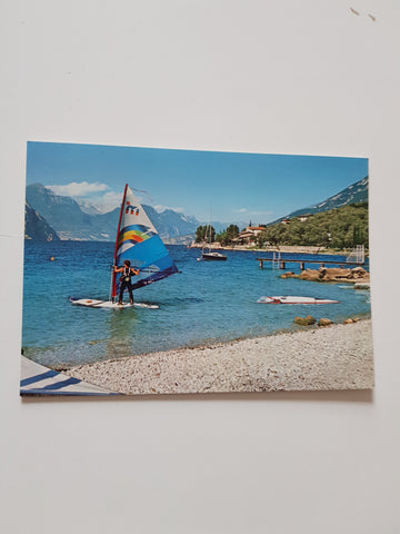 AK Lago di Garda. Windsurfing presso Navene di Malcesine.