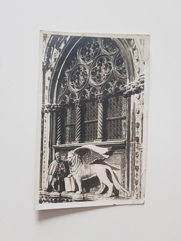 AK Venezia. Palazzo Ducale. Finestrone soprastante la Porta della carta. Il Leone di S. Marco col Doge Foscari.
