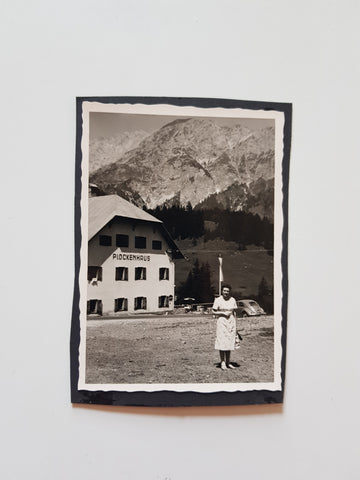 Foto Plöckenhaus mit VW Käfer.