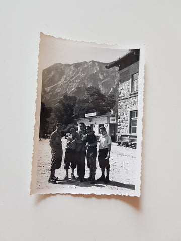 SW-Foto Gruppenfoto vor Bahnhof Ötztal.