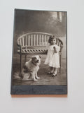 Porträtfoto Kind mit Hund. (G. Brunner & Co., Trento)