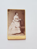 Kleines Porträtfoto Frau. (J. B. Rottmayer & Comp. Trieste)