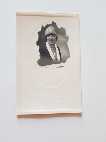 Porträtfoto Frau. (Ezio de Rota, Trieste)