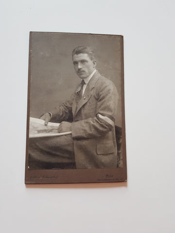 Porträtfoto Mann. (Atelier Schrecker, Pola)