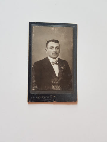 Kleines Porträtfoto Mann (V. Ceregato, Trieste)