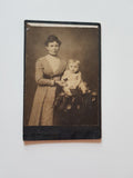 Kleines Porträtfoto Frau mit Kind (V. Ceregato, Trieste)
