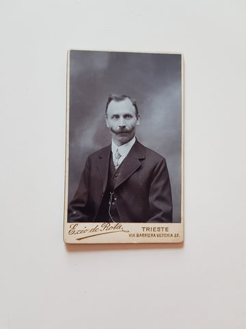 Kleines Porträtfoto Mann (Ezio de Rota, Trieste)