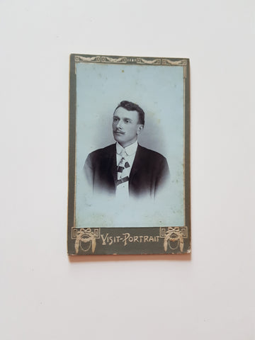 Kleines Porträtfoto Mann (Unica Fotografia Secession, Trieste)