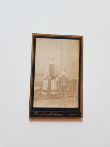 Kleines Porträtfoto Kinder. (Hans Schullerbauer, Brixen, Bressanone)