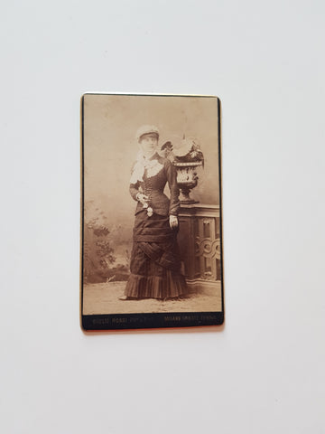 Kleines Porträtfoto Frau (Giulio Rossi, Milano Genova Trieste)