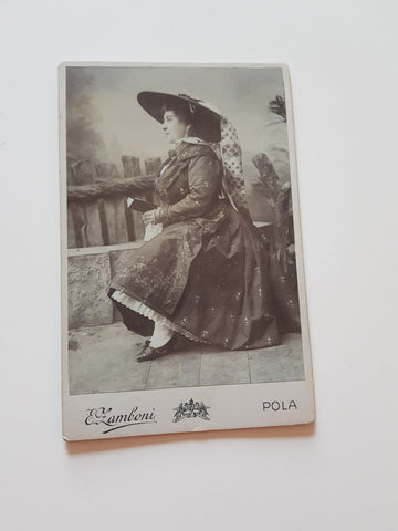 Porträtfoto Frau. (E. Zamboni, Pola)