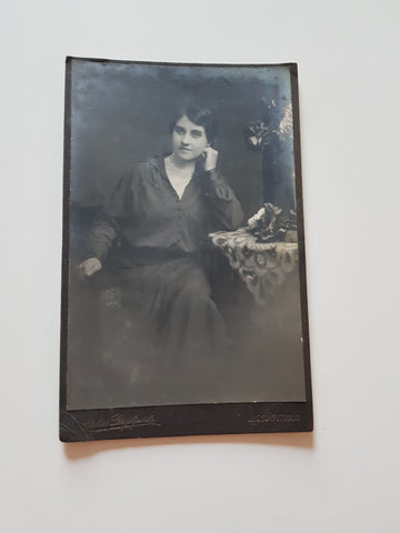 Porträtfoto Frau. (Atelier Lergetporer, Lussinpiccolo)
