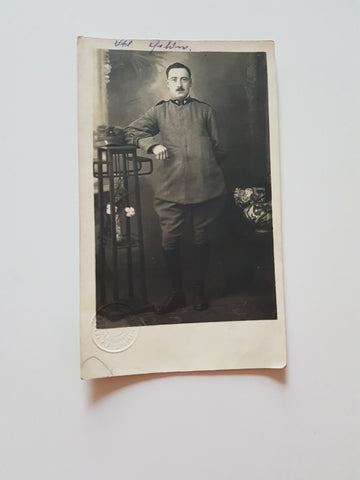 Porträtfoto Mann in Uniform. (Fotografia Milanese, F. Urbini, Firenze)