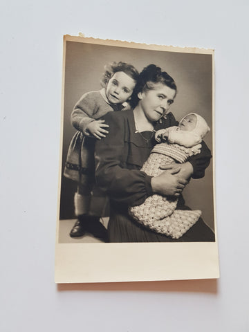 Porträtfoto Frau mit Kindern (Foto Schöner, Meran)