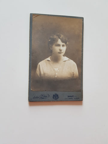Kleines Porträtfoto Frau (Atelier Zita, Split)