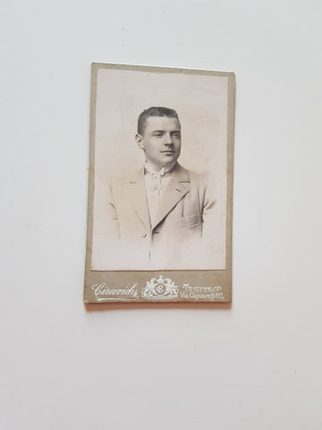 Kleines Porträtfoto Mann. (B. Circovich, Trieste)