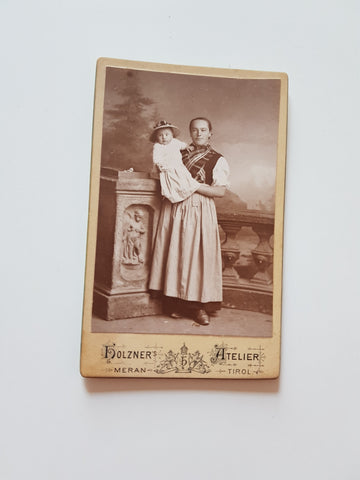 Kleines Porträtfoto Frau mit Kind. (Holzners Atelier, Meran)