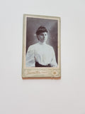 Kleines Porträtfoto Frau. (Giuseppe Wulz, Trieste)