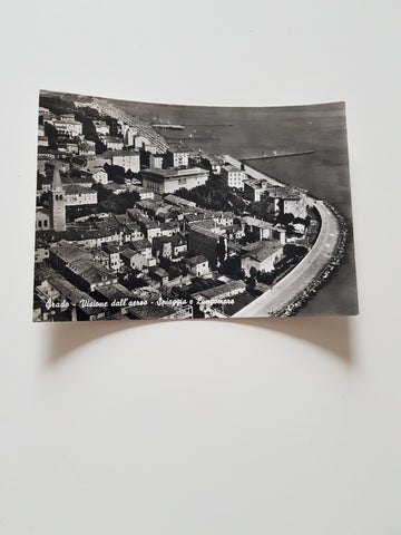 AK Grado – Visione dall'aereo- Spiaggia e Lungomare.&nbsp;