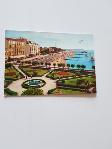 AK Grado. Giardini e spiaggia.