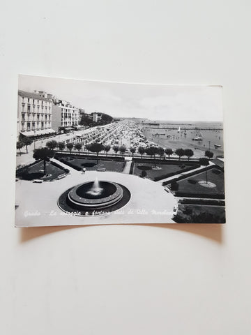 AK Grado - La Spiaggia e fontana visti da Villa Marchesini.