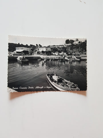 AK Duino. Porto, Alberghi e bagni.