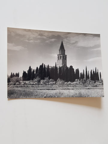 AK Aquileia - Basilica coi cipressi del cimitero dei Caduti.