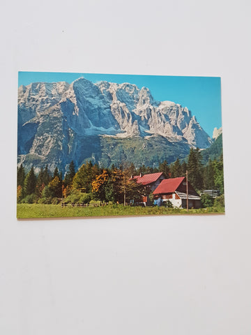 AK Rifugio Albergo Saisera. Sullo Sfondo il Gruppo del Montasio.