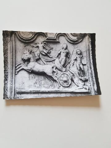 AK Maria Saal. Relief aus Virunum. Achilles auf einem zweirädigem Streitwagen stehend, den Hektor schleifend.