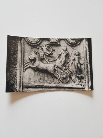 AK Maria Saal. Römisches Relief aus Virunum. Achilles auf einem zweirädigem Streitwagen stehend, den Hektor schleifend